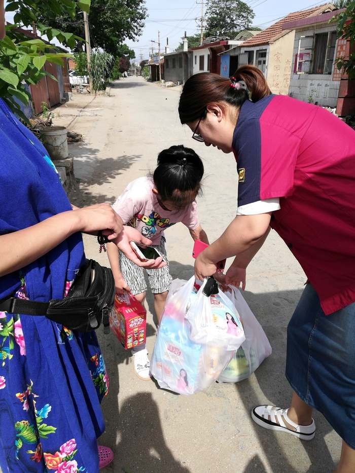 藍牙裝備員工代表為小妤心送上生活學(xué)習(xí)用品(1) 藍牙裝備員工代表為小妤心送上生活學(xué)習(xí)用品(1)
